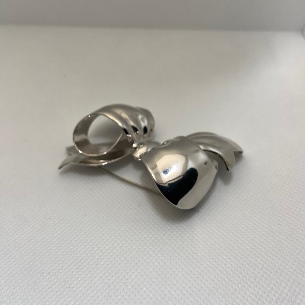 Vintage Monet Large Bow Silver Plated Brooch - Picture 3 of 5